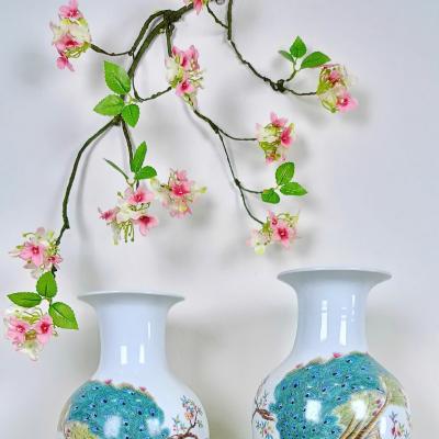 Cặp bình sứ hoạ tiết Chim Công Đăng Đối - sản phẩm trang trí nhà cừa ý nghĩa và độc đáo